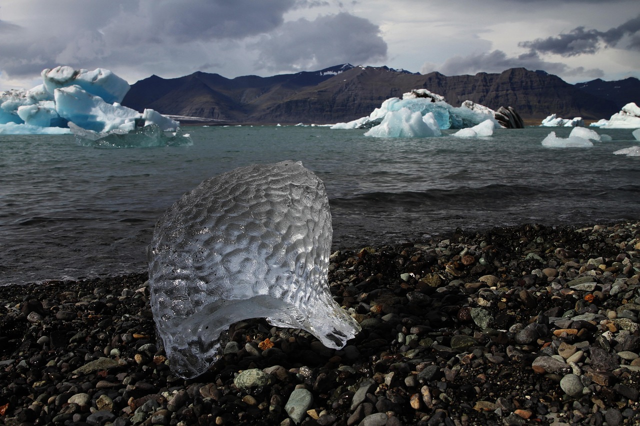 découvrez les causes et les conséquences de la fonte des glaciers, un phénomène crucial lié au changement climatique et à ses effets sur notre planète.