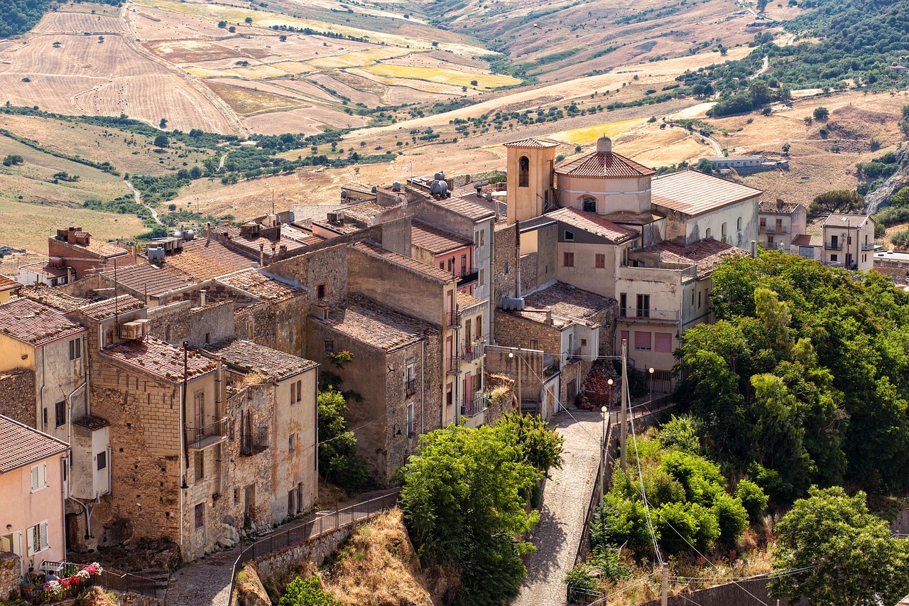découvrez la sicile, île méditerranéenne riche en histoire, culture et paysages époustouflants, idéale pour des vacances inoubliables.