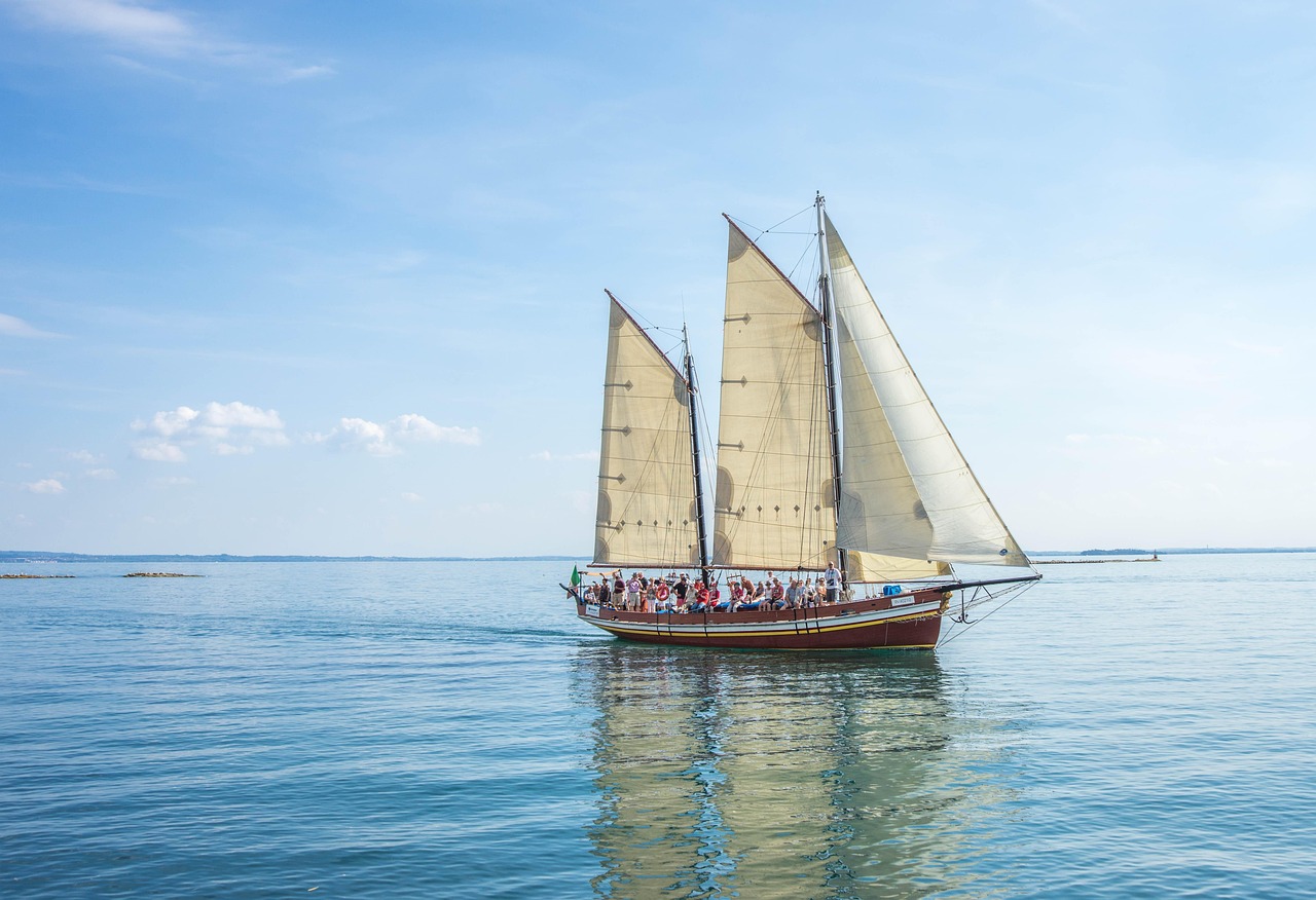 découvrez les plaisirs de la voile, une activité nautique alliant aventure, détente et connexion avec la nature sur l'eau.