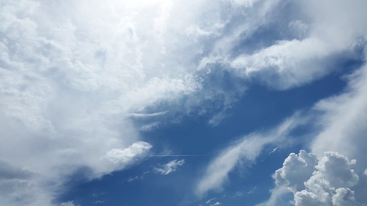 explorez le fascinant monde de la météorologie, où science et observation se rencontrent pour comprendre les phénomènes atmosphériques, prédire le temps et analyser les climats. découvrez les outils, techniques et innovations qui façonnent notre compréhension du climat mondial.