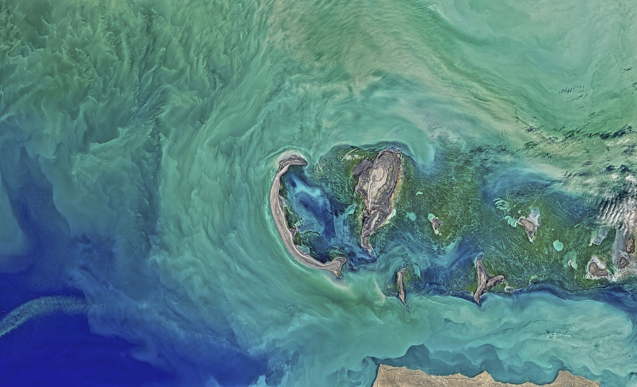 découvrez la mer caspienne, le plus grand lac du monde en superficie, riche en histoire et en biodiversité. explorez ses paysages uniques, ses villes côtières vibrantes et son importance géopolitique au cœur de l'asie centrale.