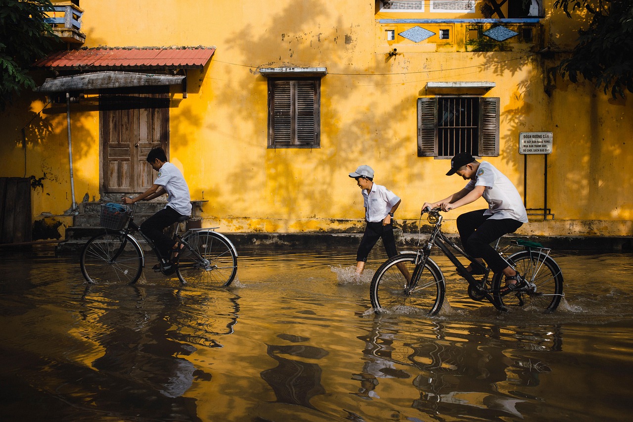 découvrez tout ce qu'il faut savoir sur les inondations : causes, conséquences et solutions pour mieux se protéger face au risque d'inondation. informations, conseils et prévention pour la sécurité de tous.