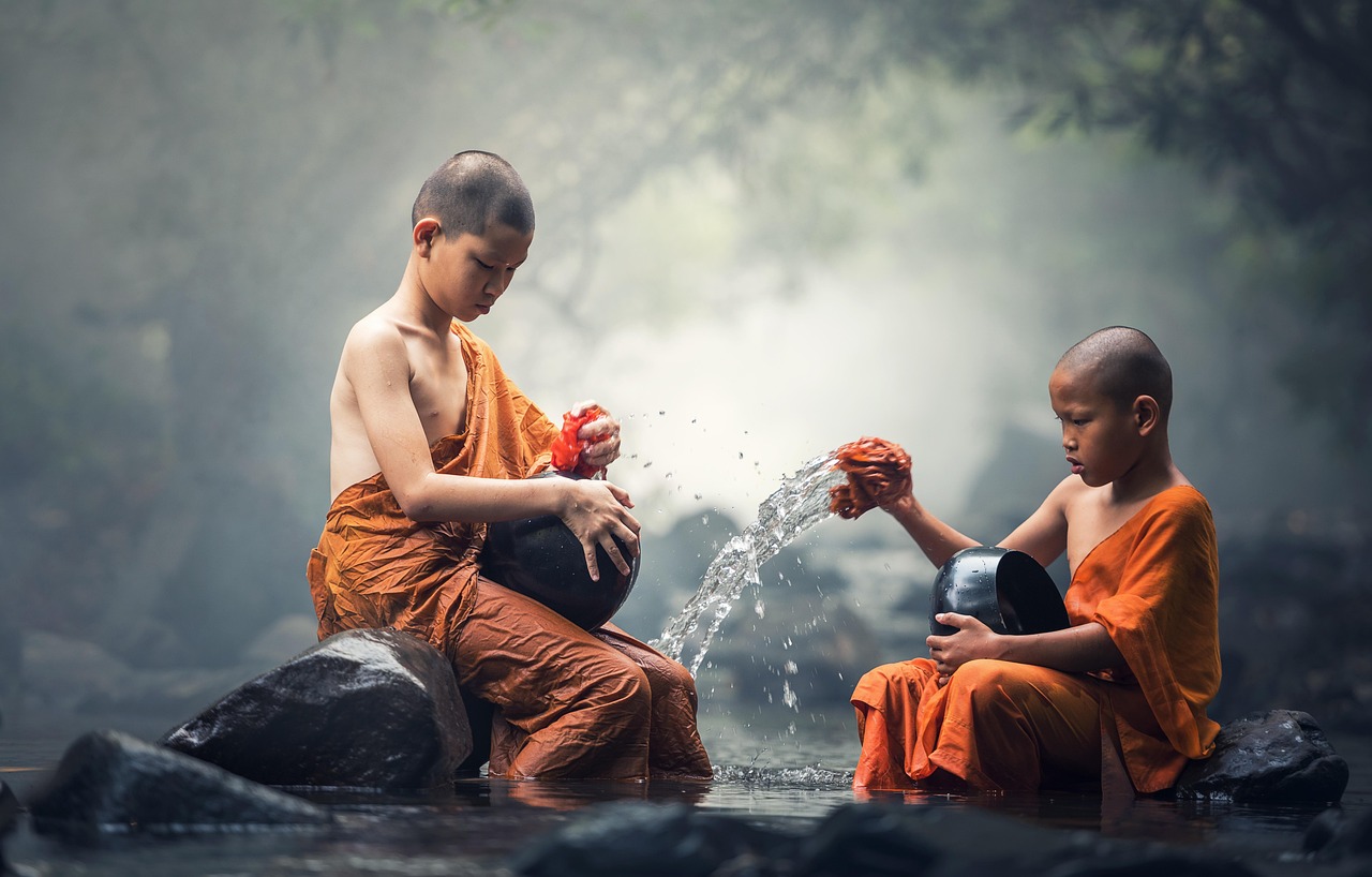 découvrez les principes fondamentaux du bouddhisme, une philosophie de vie axée sur la paix intérieure, la méditation et la sagesse.