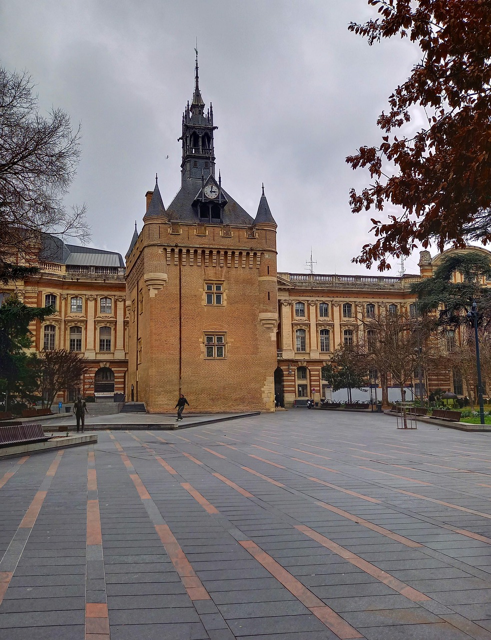 découvrez toulouse, la ville rose, riche en histoire, culture et gastronomie. explorez ses monuments emblématiques, ses quartiers animés et profitez d'une ambiance chaleureuse au cœur du sud-ouest de la france.
