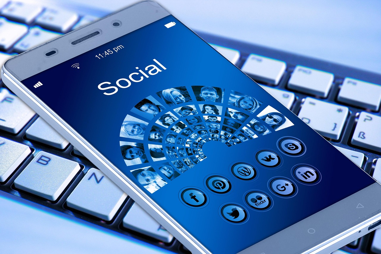 découvrez comment la responsabilité sociale des entreprises (rse) joue un rôle essentiel dans le développement durable et l'engagement éthique des entreprises. apprenez comment les actions sociales, environnementales et économiques peuvent profiter à la société tout en renforçant la réputation et la performance des entreprises.