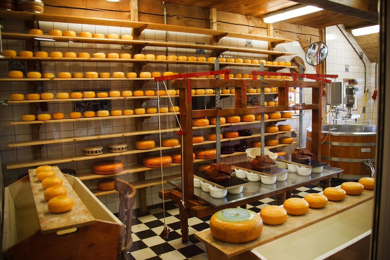 découvrez le processus de production du fromage, des matières premières à l’affinage, ainsi que les étapes clés et les méthodes traditionnelles utilisées pour obtenir des fromages de qualité.