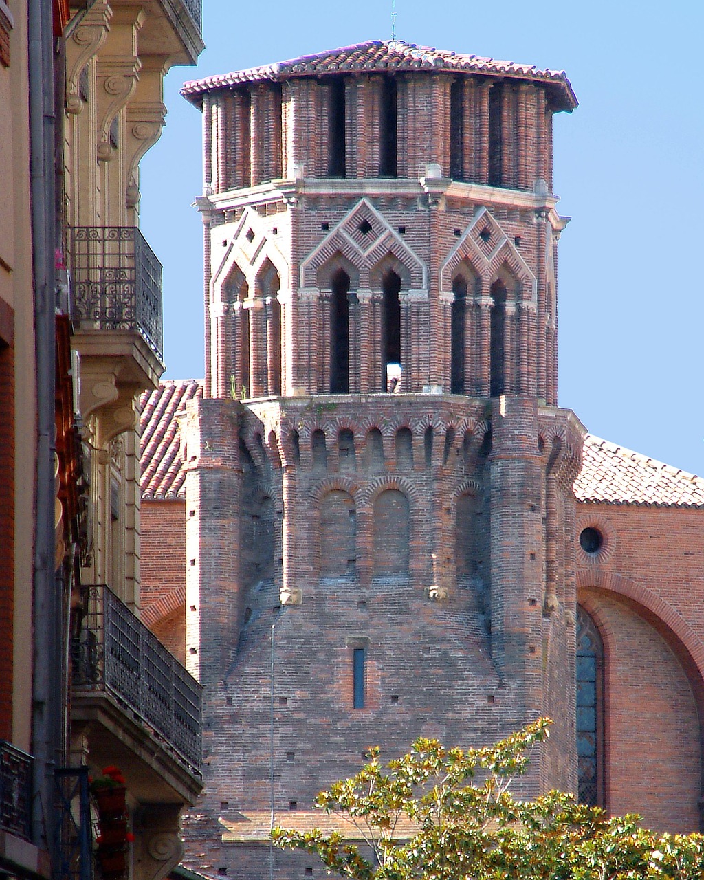 découvrez toulouse, la ville rose, réputée pour son patrimoine historique, sa gastronomie délicieuse et son ambiance chaleureuse au cœur de la région occitanie.