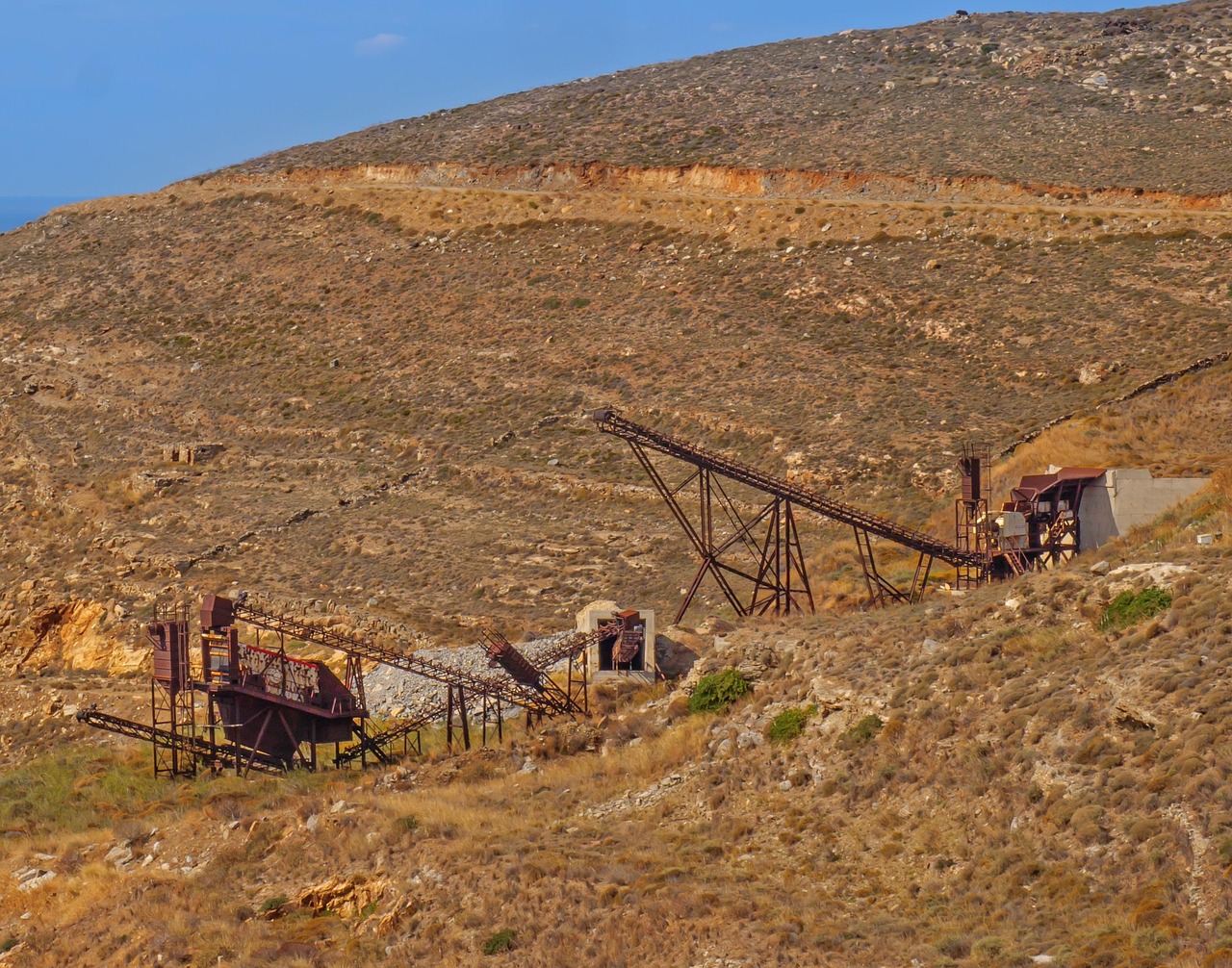 découvrez l'impact du mining sur l'environnement et l'économie, ainsi que les enjeux liés à cette activité essentielle.