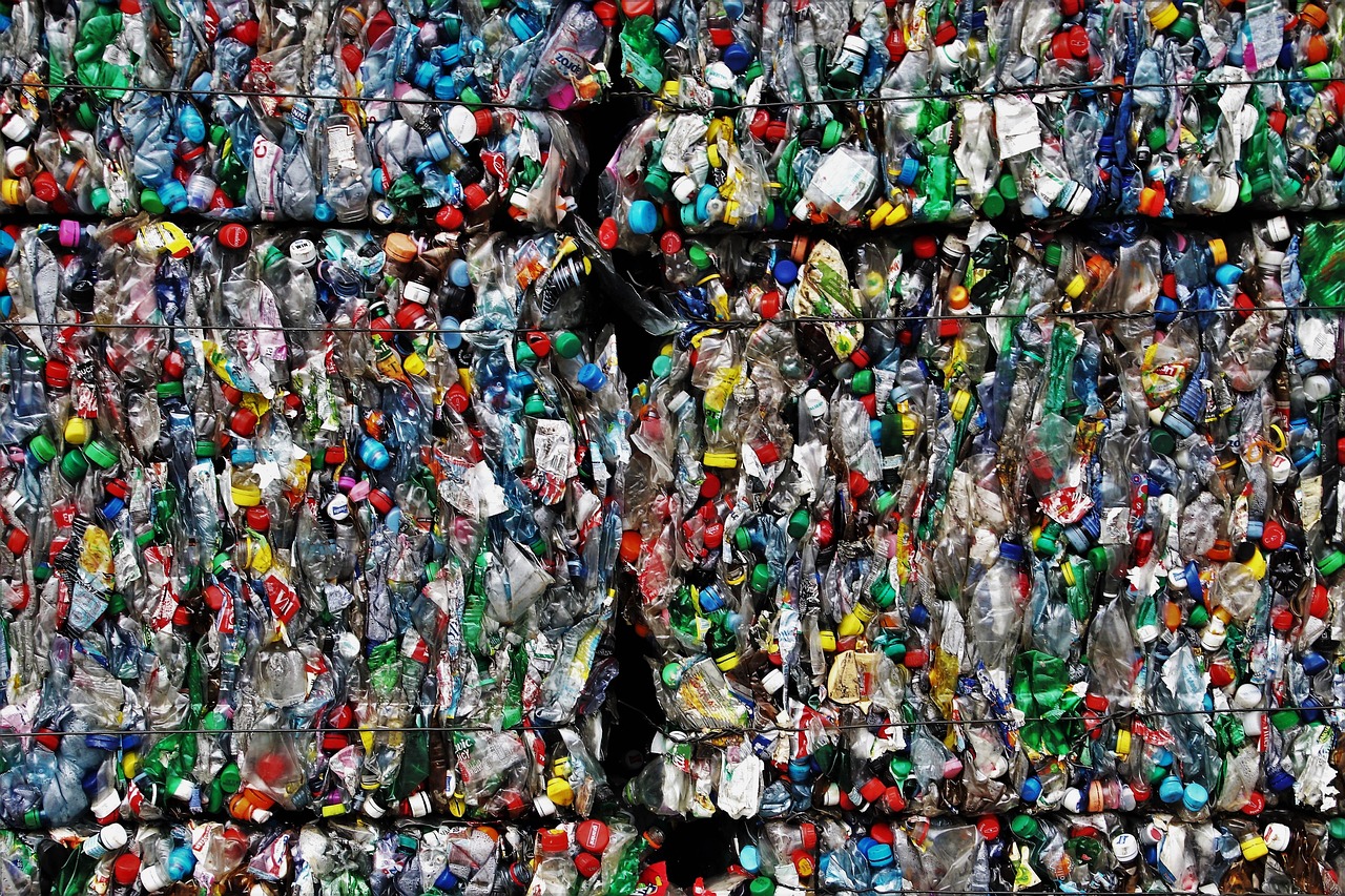 découvrez l'upcycling, une démarche éco-responsable qui transforme les déchets et objets inutilisés en créations uniques et durables.