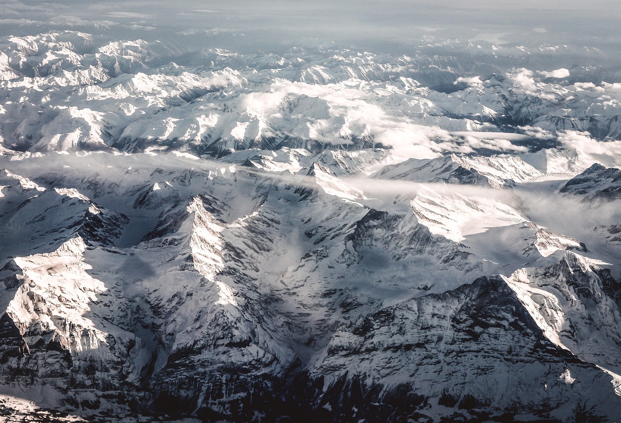 découvrez les alpes, une chaîne de montagnes majestueuse offrant des paysages époustouflants, des activités de plein air variées et une richesse culturelle unique.