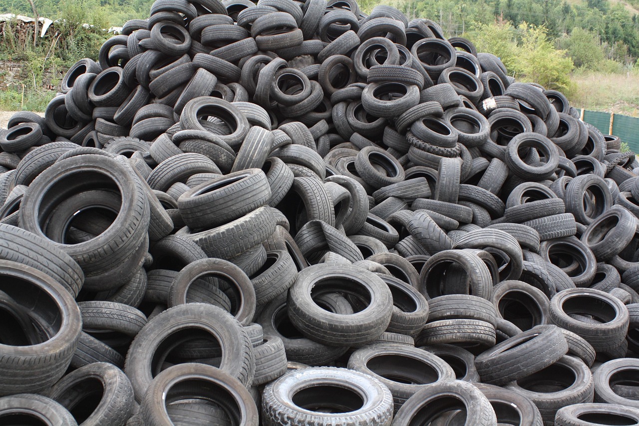découvrez comment le recyclage des vêtements d'occasion contribue à réduire les déchets textiles et à promouvoir une mode durable.