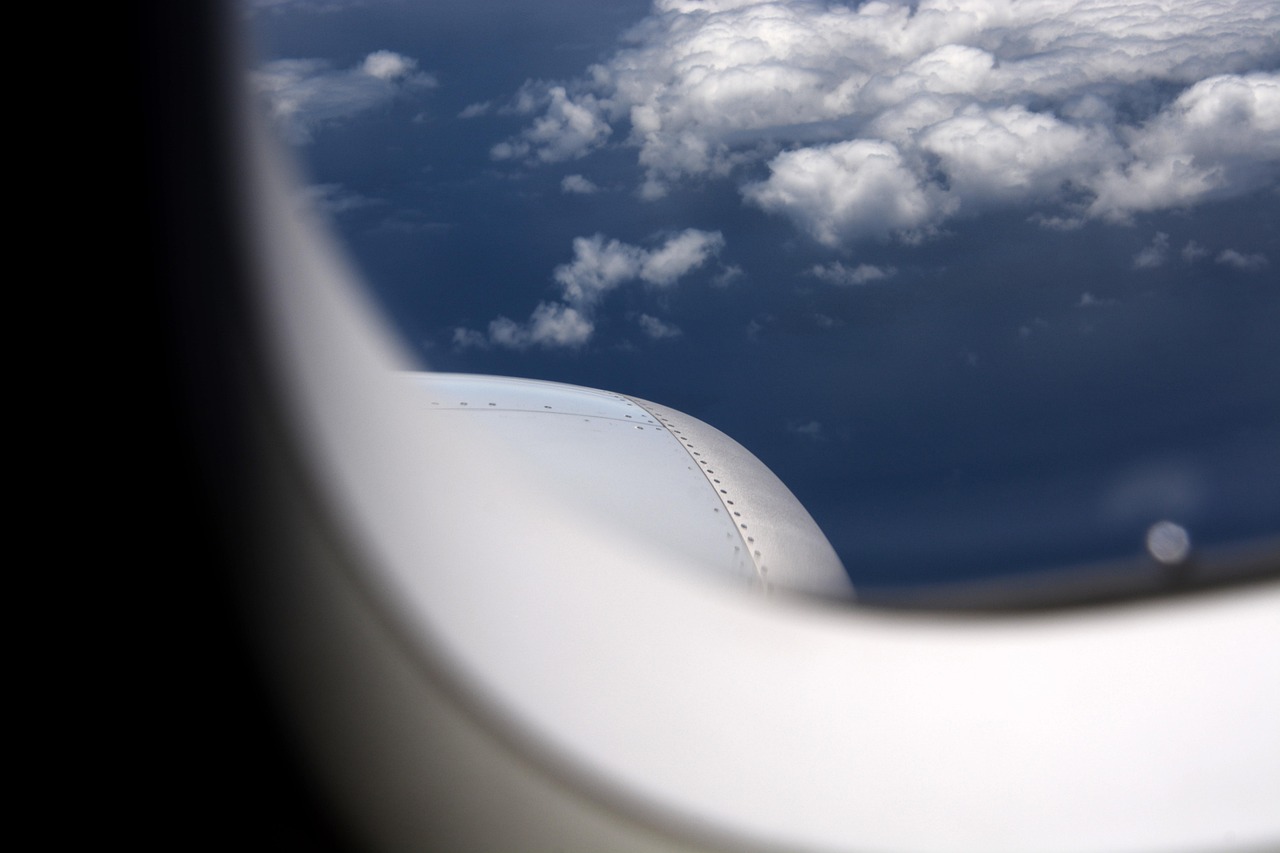 découvrez l'impact de l'aviation sur l'environnement, l'économie et la société, ainsi que les initiatives visant à réduire son empreinte carbone.
