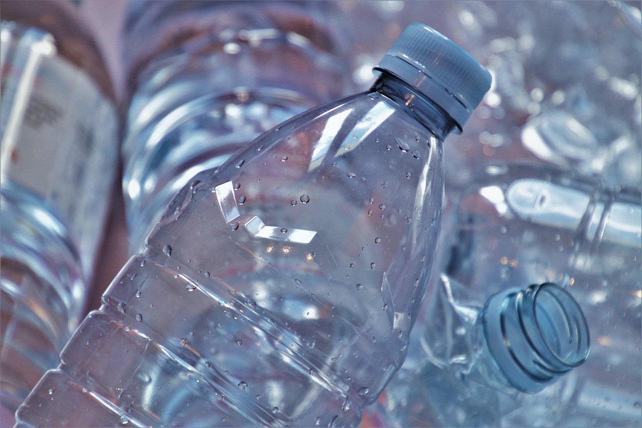 découvrez les étapes et l'importance du recyclage du plastique : processus, avantages environnementaux et conseils pour mieux trier vos déchets plastiques.