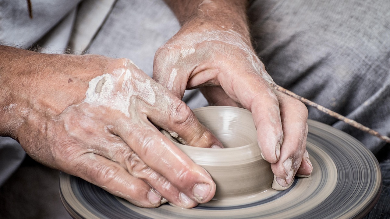 découvrez l'art de la poterie, une activité créative et traditionnelle qui transforme l'argile en objets uniques et utilitaires. parfait pour les amateurs d'art et de savoir-faire manuel.
