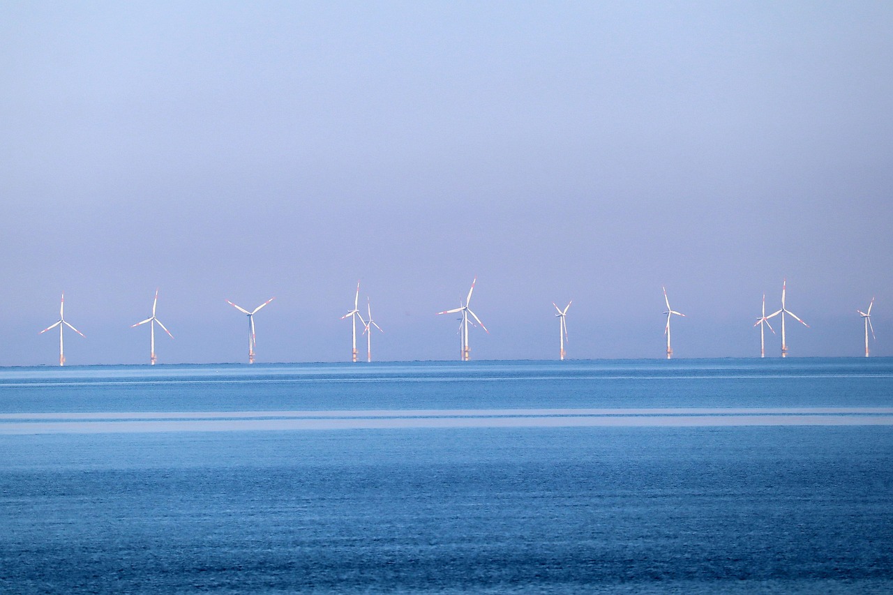 découvrez les avantages et les innovations de l'énergie éolienne en mer, une solution durable et renouvelable pour un avenir énergétique propre.