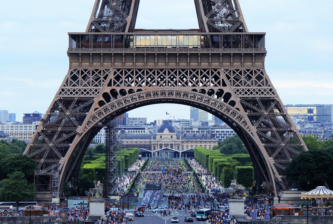 découvrez comment les villes françaises s'adaptent aux défis climatiques grâce à des solutions innovantes pour assurer leur résilience face aux changements environnementaux.