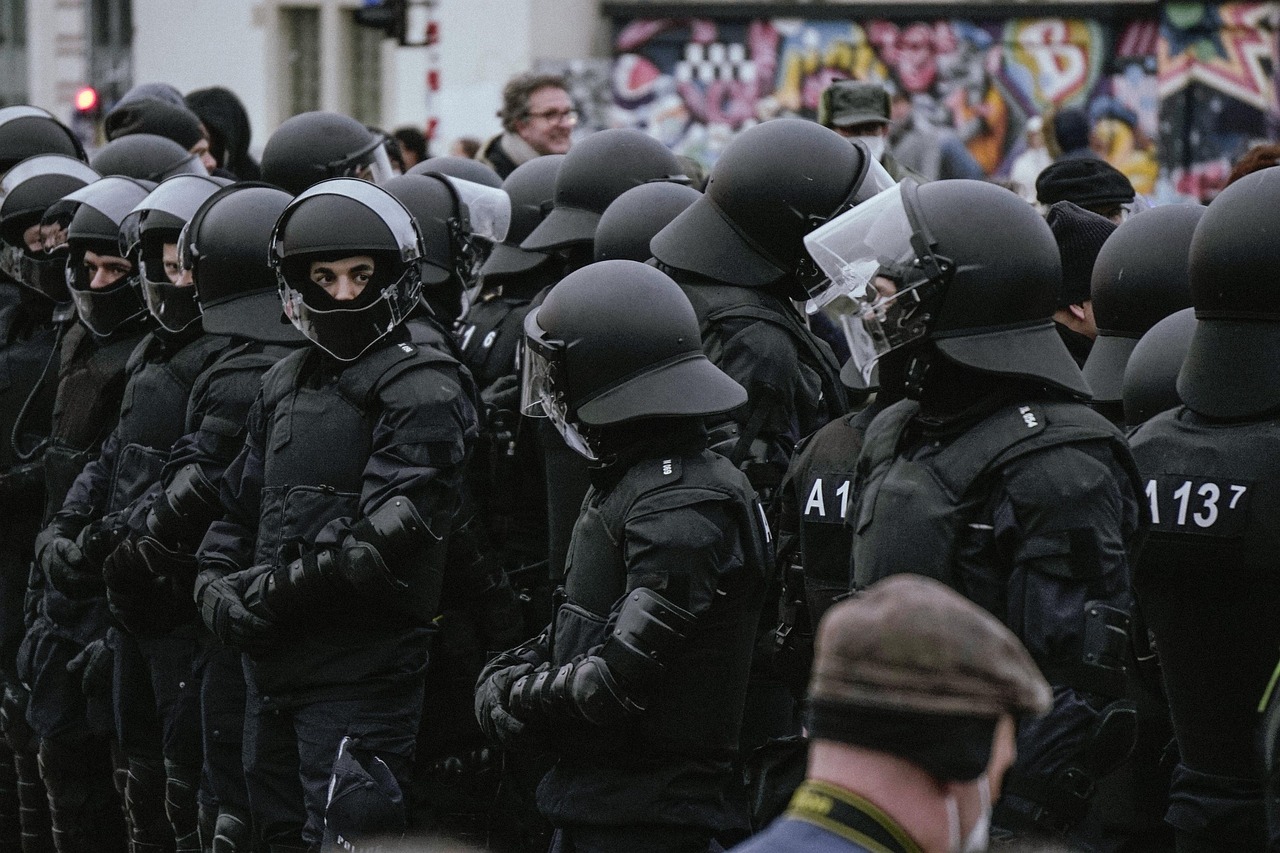 découvrez tout ce qu'il faut savoir sur les protestations : causes, impacts et témoignages des mouvements sociaux à travers le monde.