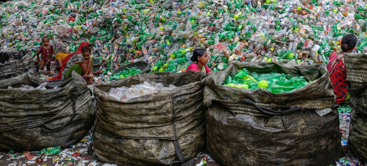 Des ouvrières trient des bouteilles en plastique
