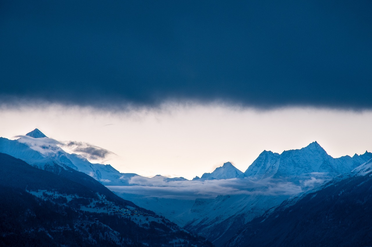 découvrez les dynamiques fascinantes des glaciers, de leur formation à leur recul face aux changements climatiques. plongez dans l'étude des mouvements glaciaires et leur impact sur notre environnement.