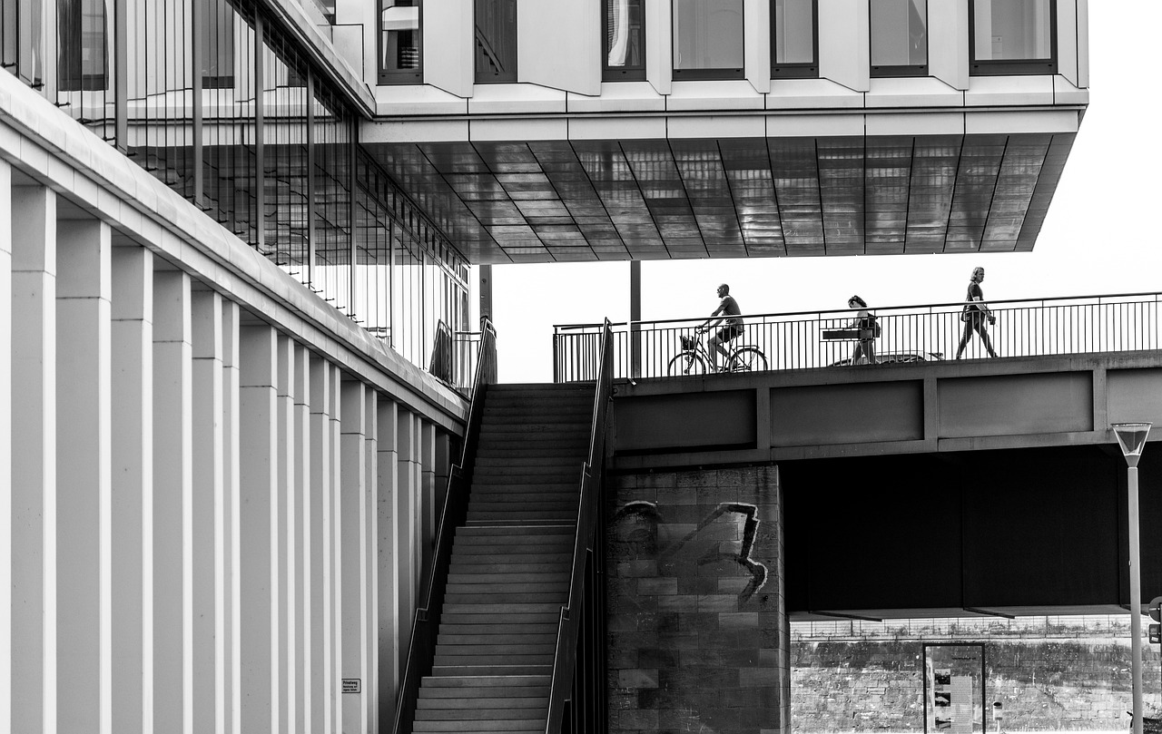 découvrez les enjeux et les opportunités de la régénération urbaine, un processus essentiel pour revitaliser les villes, améliorer la qualité de vie des habitants et promouvoir un développement durable.