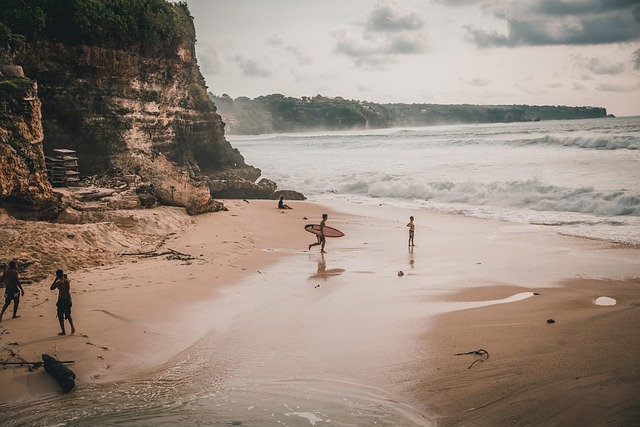 ENQUÊTE VIDÉO : À 250 mètres du littoral, un surfpark avec vagues artificielles révolutionne la pratique du surf
